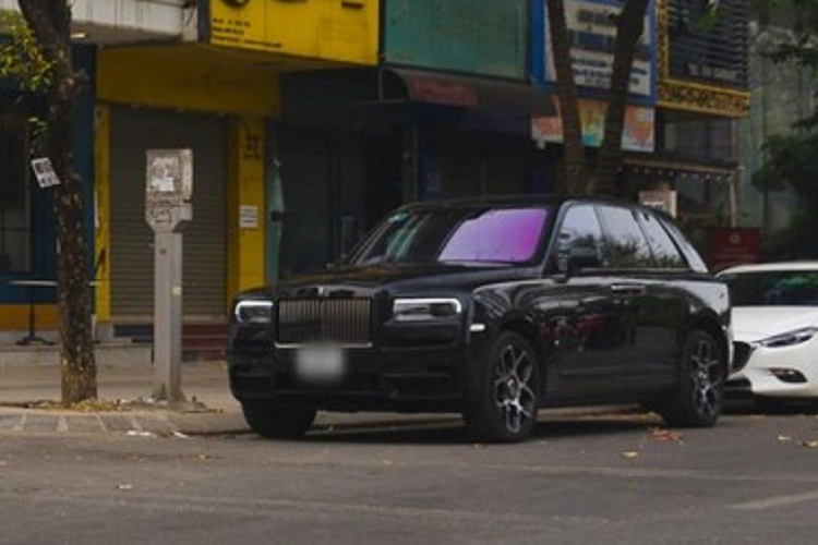 Cái tên cuối cùng chúng tôi muốn nhắc đến là chiếc SUV hạng sang Aston Martin DBX sở hữu màu sơn Satin Solar Bronze rất đẳng cấp, xe cũng mang biển số khá đẹp với 3 con số 8 được xếp xen kẽ 2 con số 0 trong dãy 5 số của xe. Aston Martin DBX có giá từ 17,8 tỷ đồng tại Việt Nam.