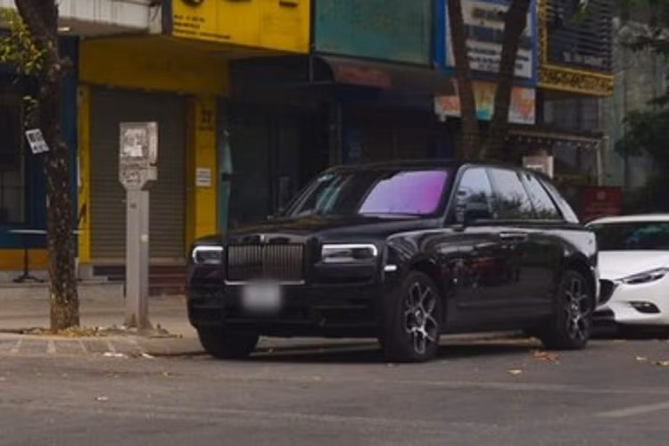 Cái tên cuối cùng chúng tôi muốn nhắc đến là chiếc SUV hạng sang Aston Martin DBX sở hữu màu sơn Satin Solar Bronze rất đẳng cấp, xe cũng mang biển số khá đẹp với 3 con số 8 được xếp xen kẽ 2 con số 0 trong dãy 5 số của xe. Aston Martin DBX có giá từ 17,8 tỷ đồng tại Việt Nam.