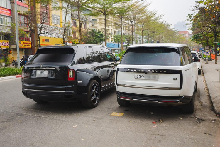 Bên trong khoang lái của SUV siêu sang Rolls-Royce Cullinan Black Badge có nội thất bọc da cao cấp với điểm ấn tượng là rất nhiều chi tiết của khoang lái ốp carbon , xe cũng có logo vô cực xuất hiện bậc cửa, đồng hồ của xe hay nằm trên cao, chính giữa của bệ tỳ tay hàng ghế sau để chứng tỏ đây là Black Badge.