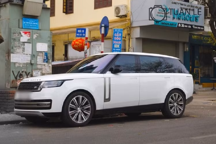 Bộ 3 xe Range Rover thế hệ mới P360 Autobiography 2022 đang được bán chính hãng tại Việt Nam đều được trang bị hệ truyền động hybrid (MHEV) với động cơ xăng, tăng áp, 6 xi-lanh, dung tích 3.0 lít, sản sinh ra công suất tối đa 355 mã lực và mô-men xoắn cực đại đạt 500 Nm.