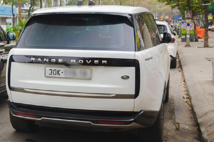 Động cơ kết hợp với hộp số tự động ZF 8 cấp, hệ dẫn động 4 bánh toàn thời gian và hệ thống đánh lái 4 bánh hoàn toàn mới dành cho xe Rolls-Royce Cullinan Black Badge, nhờ đó, xe dễ dàng tăng tốc từ vị trí xuất phát lên 100 km/h chỉ trong thời gian 5 giây trước khi đạt vận tốc tối đa 250 km/h.