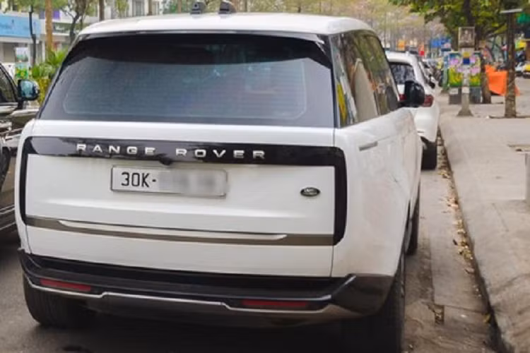 Động cơ kết hợp với hộp số tự động ZF 8 cấp, hệ dẫn động 4 bánh toàn thời gian và hệ thống đánh lái 4 bánh hoàn toàn mới dành cho xe Rolls-Royce Cullinan Black Badge, nhờ đó, xe dễ dàng tăng tốc từ vị trí xuất phát lên 100 km/h chỉ trong thời gian 5 giây trước khi đạt vận tốc tối đa 250 km/h.