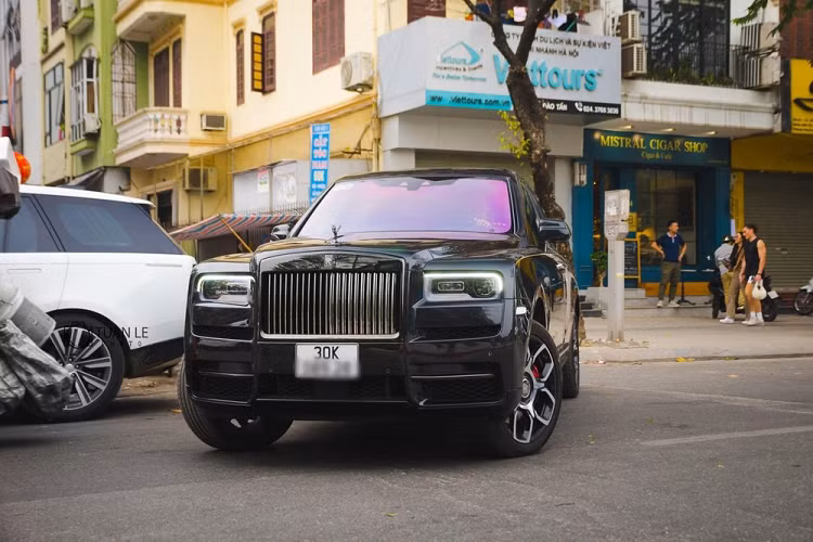 Hiện tại, mẫu xe Rolls-Royce Cullinan Black Badge đang được bán với giá từ 40 tỷ đồng cho xe mới, các mẫu xe lướt cũng không rẻ, từ 36 tỷ đồng. Còn xe Rolls-Royce Cullinan tiêu chuẩn có giá từ 33 tỷ đồng cho đến 42 tỷ đồng, tùy chọn khách chọn option nào.