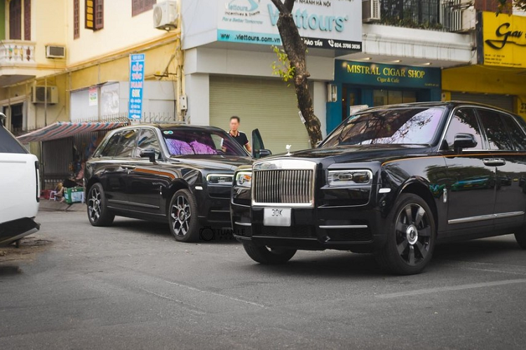 Hình ảnh do 1 bạn trẻ đam mê chụp ảnh ghi lại cho thấy có đến 4 chiếc xe SUV siêu đắt đỏ xuất hiện, điểm chung của dàn xe này đều được chủ nhân cho đăng ký biển trắng, tức nộp đầy đủ các loại thuế.