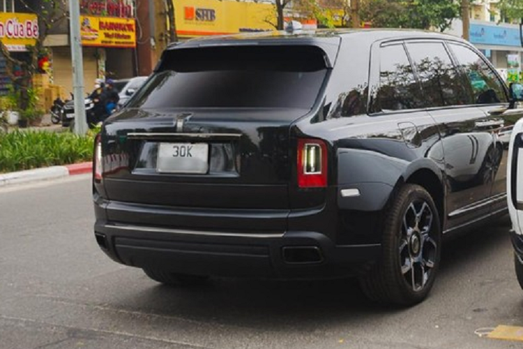 Cuối cùng chính là mẫu xe Range Rover P530 SV LWB có giá lên đến 23,859 tỷ đồng. Xe được trang bị động cơ xăng V8, dung tích 4.4 lít, sản sinh công suất tối đa 523 mã lực và mô-men xoắn cực đại 750 Nm. Toàn bộ xe đều có trang bị đánh lái 4 bánh.