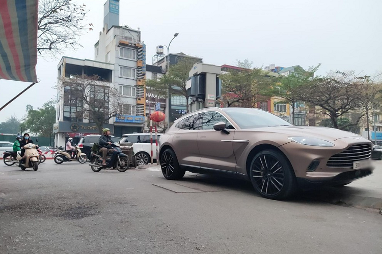 Hãng xe siêu sang Rolls-Royce còn cải thiện sức mạnh cho xe Cullinan Black Badge so với bản tiêu chuẩn khi vẫn trang bị động cơ V12, tăng áp kép, dung tích 6.75 lít nhưng sản sinh công suất tối đa 592 mã lực, mạnh hơn 29 mã lực và mô-men xoắn cực đại tăng 50 Nm lên mức 900 Nm so với Rolls-Royce Cullinan bản tiêu chuẩn.