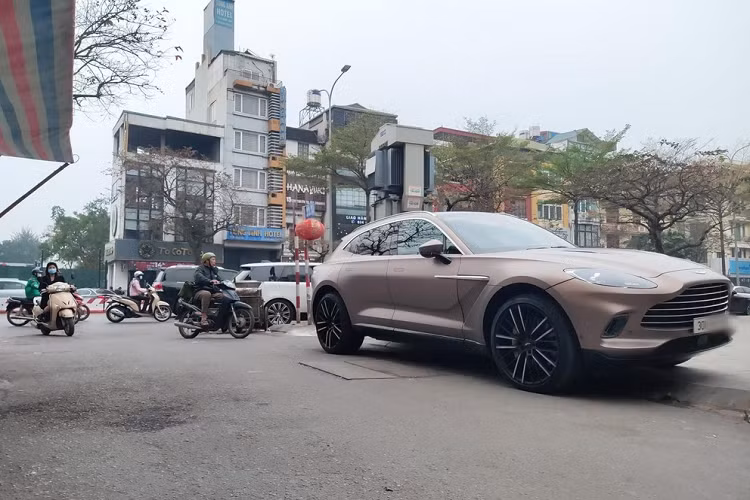 Hãng xe siêu sang Rolls-Royce còn cải thiện sức mạnh cho xe Cullinan Black Badge so với bản tiêu chuẩn khi vẫn trang bị động cơ V12, tăng áp kép, dung tích 6.75 lít nhưng sản sinh công suất tối đa 592 mã lực, mạnh hơn 29 mã lực và mô-men xoắn cực đại tăng 50 Nm lên mức 900 Nm so với Rolls-Royce Cullinan bản tiêu chuẩn.