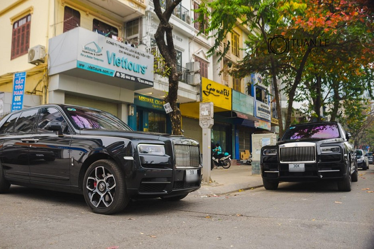 Xe SUV siêu sang Rolls-Royce Cullinan Black Badge được sơn màu đen bóng khá bí ẩn, bên cạnh đó, các chi tiết của xe vốn được mạ crôm, đánh bóng hay bằng bạc như lưới tản nhiệt, logo "thiếu phụ bay" Spirit of Ecstasy, viền đèn pha, viền cửa hay viền đèn hậu cùng các thanh nẹp và chụp ống xả đều được hoàn thiện màu tối.
