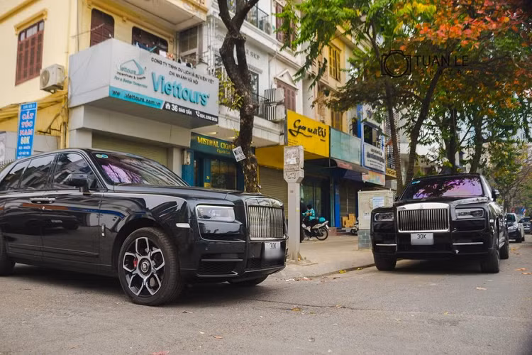 Xe SUV siêu sang Rolls-Royce Cullinan Black Badge được sơn màu đen bóng khá bí ẩn, bên cạnh đó, các chi tiết của xe vốn được mạ crôm, đánh bóng hay bằng bạc như lưới tản nhiệt, logo "thiếu phụ bay" Spirit of Ecstasy, viền đèn pha, viền cửa hay viền đèn hậu cùng các thanh nẹp và chụp ống xả đều được hoàn thiện màu tối.