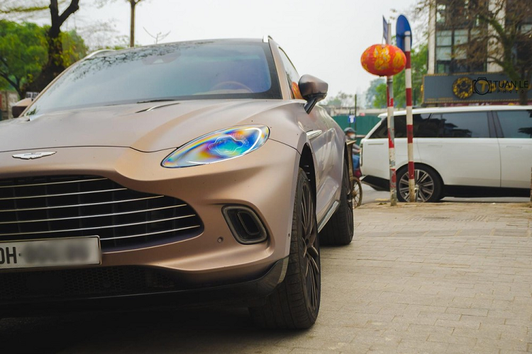 Đắt nhất trong số này là chiếc SUV siêu sang Rolls-Royce Cullinan Black Badge, tiếp đến là một chiếc Rolls-Royce Cullinan tiêu chuẩn và sau cùng là 2 chiếc xe SUV hạng sang bao gồm Aston Martin DBX cùng 1 xe Range Rover thế hệ mới. Hiện không rõ chủ nhân của 4 chiếc xe SUV này có chơi cùng nhau hay chỉ đơn giản là xuất hiện chung 1 địa điểm và thời gian.