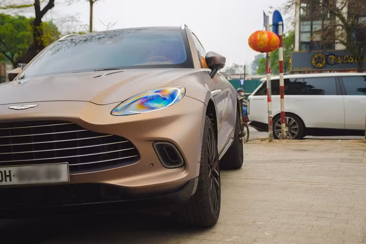 Đắt nhất trong số này là chiếc SUV siêu sang Rolls-Royce Cullinan Black Badge, tiếp đến là một chiếc Rolls-Royce Cullinan tiêu chuẩn và sau cùng là 2 chiếc xe SUV hạng sang bao gồm Aston Martin DBX cùng 1 xe Range Rover thế hệ mới. Hiện không rõ chủ nhân của 4 chiếc xe SUV này có chơi cùng nhau hay chỉ đơn giản là xuất hiện chung 1 địa điểm và thời gian.