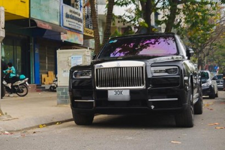 Cung cấp sức mạnh cho Aston Martin DBX là khối động cơ xăng V8, tăng áp kép, dung tích 4.0 lít. Xe tạo ra công suất tối đa 550 mã lực và mô-men xoắn cực đại 700 Nm. Khởi động nút bấm thay vì chìa khóa ngọc lam như các xe thể thao Vanquish trở về sau. Aston Martin DBX có thể tăng tốc từ vị trí xuất phát lên 100 km/h trong thời gian 4,5 giây trước khi đạt vận tốc tối đa 291 km/h.