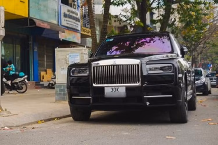 Cung cấp sức mạnh cho Aston Martin DBX là khối động cơ xăng V8, tăng áp kép, dung tích 4.0 lít. Xe tạo ra công suất tối đa 550 mã lực và mô-men xoắn cực đại 700 Nm. Khởi động nút bấm thay vì chìa khóa ngọc lam như các xe thể thao Vanquish trở về sau. Aston Martin DBX có thể tăng tốc từ vị trí xuất phát lên 100 km/h trong thời gian 4,5 giây trước khi đạt vận tốc tối đa 291 km/h.