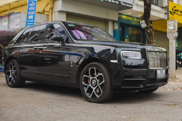 Ngoài chiếc SUV siêu sang Rolls-Royce Cullinan tiêu chuẩn và bản Black Badge ra, cặp đôi xe còn lại đều có giá bán trên 10 tỷ đồng. Đầu tiên là chiếc SUV hạng sang Range Rover thế hệ hoàn mới sẽ có giá bán chính hãng từ 11,19 tỷ đồng. Ngoại thất xe rất đẳng cấp với thiết kế mới, dễ nhận ra nhất là đèn hậu LED theo chiều dọc của xe.