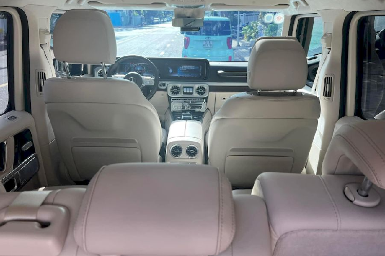 Dù sở hữu tông màu trắng chủ đạo nhưng các chi tiết như ghế ngồi, mặt táp lô vẫn giữ được độ sáng và sạch sẽ không kém xe mới. ,3 inch ở bảng táp lô, đèn viền nội thất 64 màu, loa Burmester, điều hòa tự động ba vùng, cửa sổ trời, ghế ngồi tích hợp sưởi/làm mát...