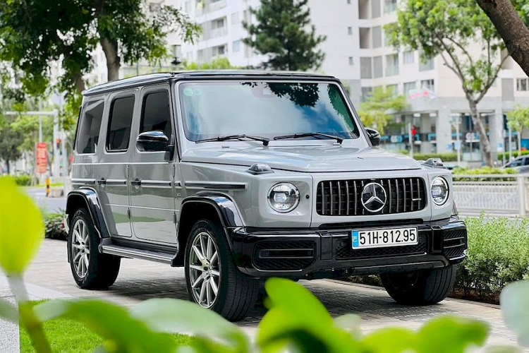 Theo thông tin đăng tải trên mạng xã hội, chiếc Mercedes-AMG G63 của Cường Đô la đang được rao bán với mức giá 9,3 tỷ đồng, có thương lượng. Xe có số odo khoảng 21.000km và các chi tiết trên xe từ trong ra ngoài đều “rất mới”. Điều này khá dễ hiểu bởi vị doanh nhân phố núi nổi tiếng là người chăm xe rất kỹ.