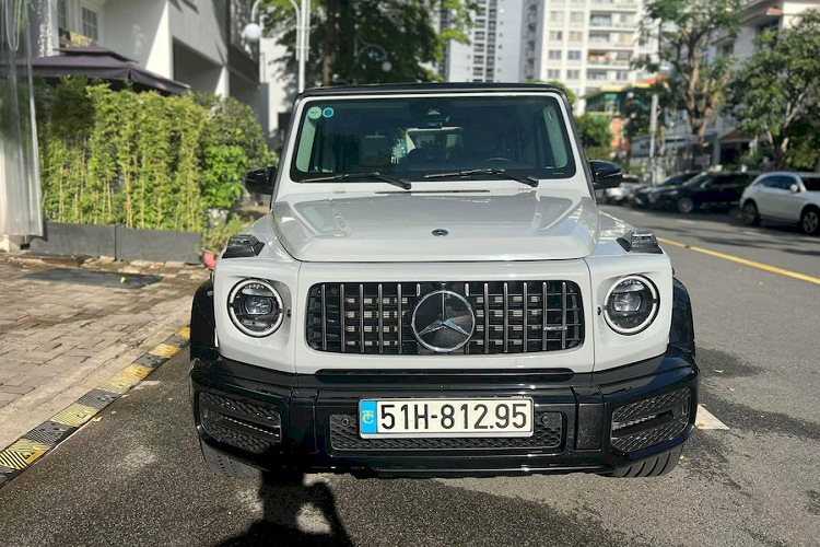 Được biết, chiếc SUV hạng sang Mercedes-AMG G63 này được doanh nhân Nguyễn Quốc Cường đặt mua từ một đại lý chính hãng ở Đà Nẵng hồi cuối năm 2020 với giá khoảng 10,95 tỷ đồng, chưa bao gồm các tùy chọn thêm cũng như chi phí lăn bánh.