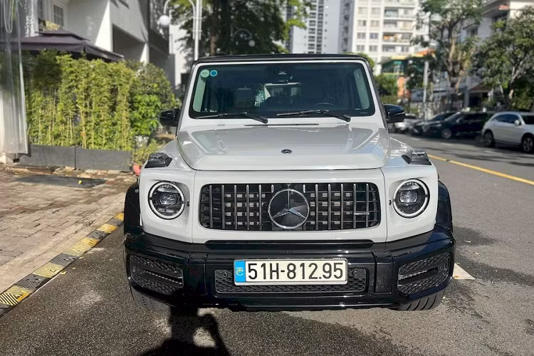 Được biết, chiếc SUV hạng sang Mercedes-AMG G63 này được doanh nhân Nguyễn Quốc Cường đặt mua từ một đại lý chính hãng ở Đà Nẵng hồi cuối năm 2020 với giá khoảng 10,95 tỷ đồng, chưa bao gồm các tùy chọn thêm cũng như chi phí lăn bánh.