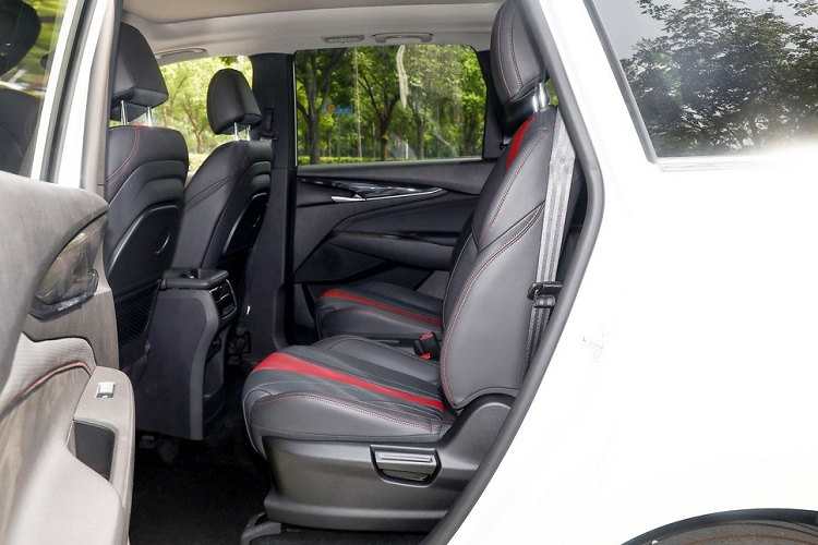 Ở phần thân xe là việc áp dụng thiết kế mui lửng, với hàng ghế thứ hai và thứ ba là kính riêng tư, tăng thêm sự huyền bí và thực dụng. Thiết kế đuôi xe phẳng hơn, có cửa sổ lớn ở phía sau.