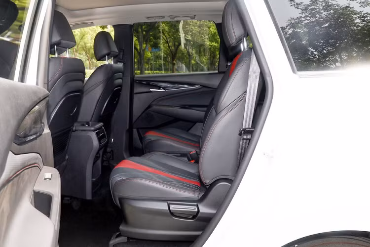 Ở phần thân xe là việc áp dụng thiết kế mui lửng, với hàng ghế thứ hai và thứ ba là kính riêng tư, tăng thêm sự huyền bí và thực dụng. Thiết kế đuôi xe phẳng hơn, có cửa sổ lớn ở phía sau.