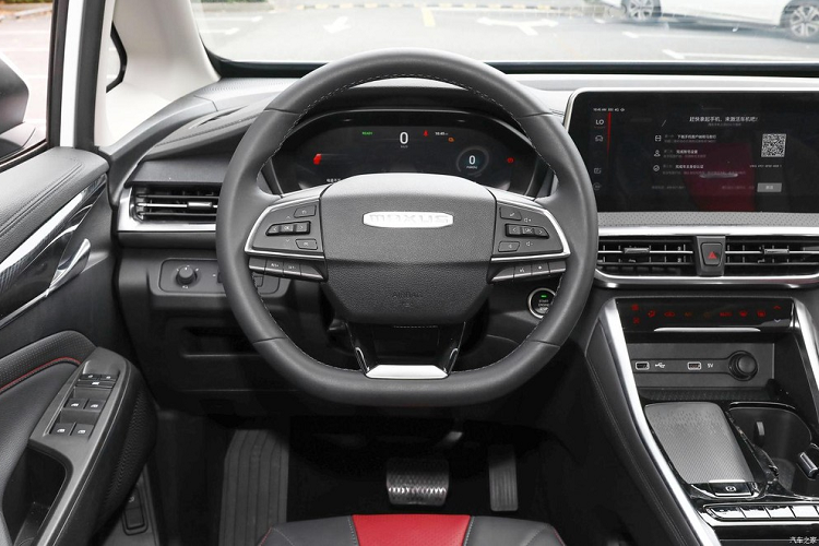 So với đời 2022, thiết kế nội thất của SAIC Maxus Mifa 5 2024 không có nhiều thay đổi, xe được trang bị màn hình điều khiển trung tâm dạng nổi, vô-lăng 3 chấu, đồng hồ LCD, khởi động một nút bấm.