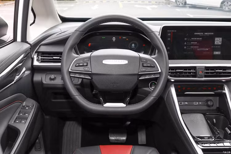 So với đời 2022, thiết kế nội thất của SAIC Maxus Mifa 5 2024 không có nhiều thay đổi, xe được trang bị màn hình điều khiển trung tâm dạng nổi, vô-lăng 3 chấu, đồng hồ LCD, khởi động một nút bấm.