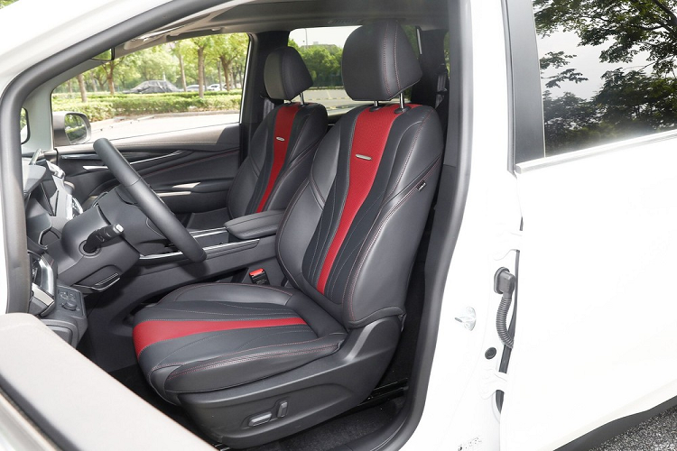 Ở phần thân xe là việc áp dụng thiết kế mui lửng, với hàng ghế thứ hai và thứ ba là kính riêng tư, tăng thêm sự huyền bí và thực dụng. Thiết kế đuôi xe phẳng hơn, có cửa sổ lớn ở phía sau.