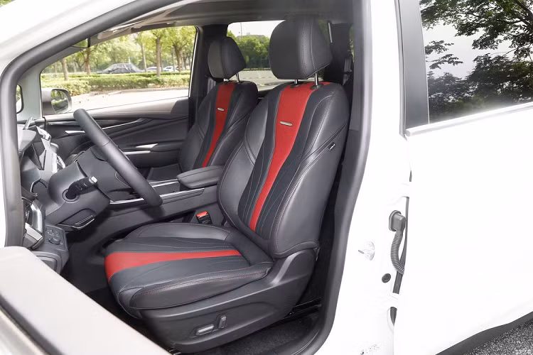 Ở phần thân xe là việc áp dụng thiết kế mui lửng, với hàng ghế thứ hai và thứ ba là kính riêng tư, tăng thêm sự huyền bí và thực dụng. Thiết kế đuôi xe phẳng hơn, có cửa sổ lớn ở phía sau.