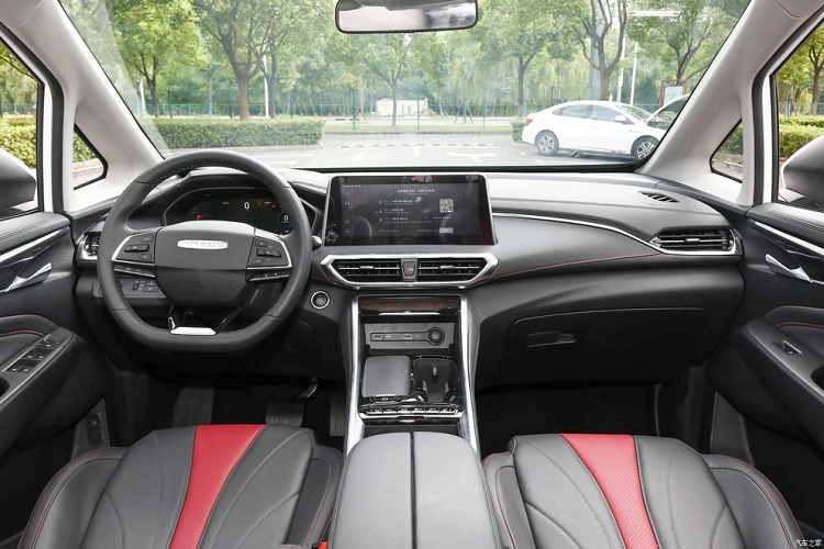 Đồng thời, đèn pha của SAIC Maxus Mifa 5 2024 sẽ được kết nối bằng vật liệu có độ bóng cao màu đen cùng với logo của thương hiệu được đặt chính giữa.