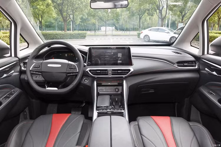 Đồng thời, đèn pha của SAIC Maxus Mifa 5 2024 sẽ được kết nối bằng vật liệu có độ bóng cao màu đen cùng với logo của thương hiệu được đặt chính giữa.