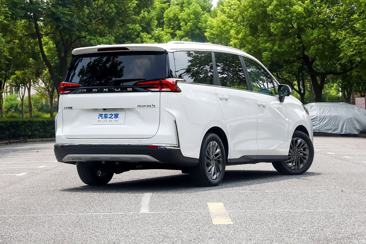 Về pin, tùy theo các cấu hình khác nhau mà xe được trang bị 2 cụm pin lithium ba tầng có công suất 61,1 kWh và 70 kWh, tương ứng với quãng đường đi được là 430 km và 520 km. Giá xe SAIC Maxus Mifa5 2024 hiện vẫn chưa công bố chính thức, nhưng chắc chắn sẽ khá mềm.