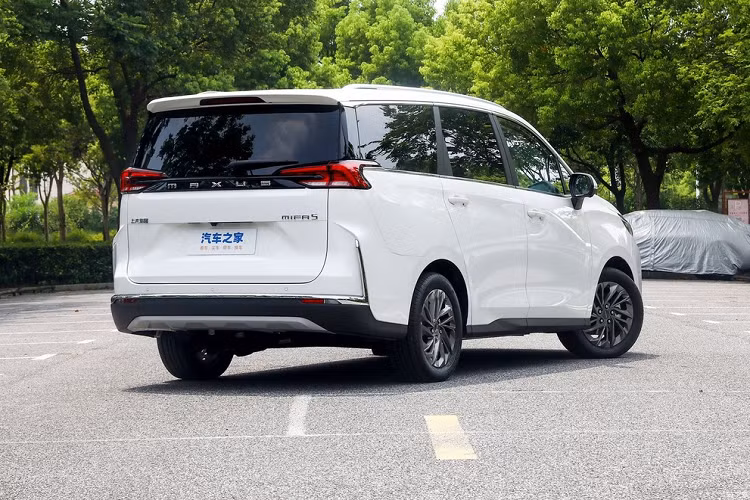 Về pin, tùy theo các cấu hình khác nhau mà xe được trang bị 2 cụm pin lithium ba tầng có công suất 61,1 kWh và 70 kWh, tương ứng với quãng đường đi được là 430 km và 520 km. Giá xe SAIC Maxus Mifa5 2024 hiện vẫn chưa công bố chính thức, nhưng chắc chắn sẽ khá mềm.