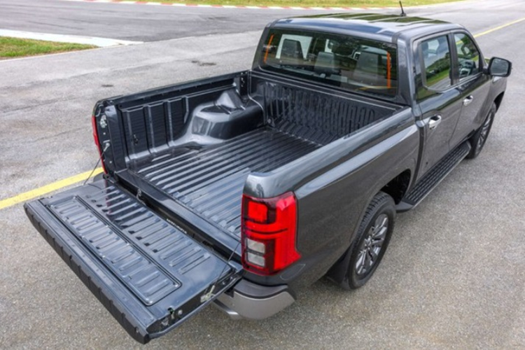 Động cơ này kết hợp với hộp số sàn 6 cấp hoặc tự động 6 cấp, hệ dẫn động 2 cầu hoặc 4 bánh Super Select Full-time 4WD II. Được thiết kế nhằm hướng tới khả năng off-road, Mitsubishi Triton 2024 được cung cấp tới 7 chế độ lái, bao gồm Normal (bình thường), Eco (tiết kiệm), Gravel (sỏi), Snow (đường tuyết), Mud (bùn), Sand (cát) và Rock (đá).