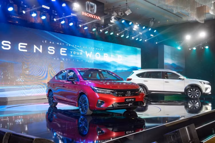 Honda City hiện được phân phối tại Việt Nam với ba phiên bản (RS, L, G) cùng 6 màu ngoại thất. Giá bán của Honda City 2023 dao động từ 559 - 609 triệu đồng. Đây được coi là mẫu xe có mức giá cao nhất phân khúc nên City được “ưu ái” khuyến mãi nhiều cũng là điều dễ hiểu.