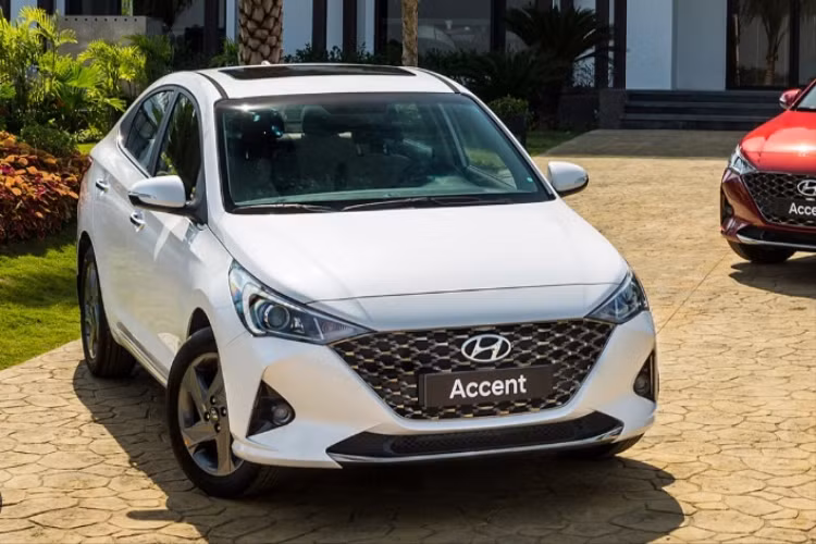  Hyundai Accent Dù khá đắt hàng, luôn nằm trong top những mẫu xe bán chạy nhất tháng nhưng Hyundai Accent vẫn được một số đại lý “ưu ái” ưu đãi nhẹ khoảng 30 triệu đồng. Hyundai Accent hiện được phân phối tại Việt Nam với 4 phiên bản, giá niêm yết từ 426 - 542 triệu đồng. Khả năng vận hành bền bỉ, giá thành dễ tiếp cận, chính là những lý do mà Accent luôn thu hút người dùng.