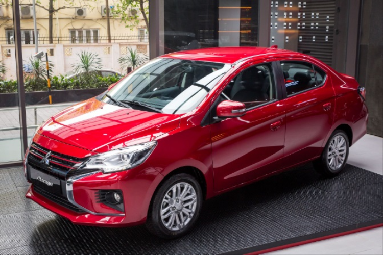  Mitsubishi Attrage Không được hưởng 50% lệ phí trước bạ từ Chính phủ do là xe nhập khẩu nhưng Mitsubishi Attrage được hãng và đại lý “tất tay” ưu đãi để có thể cạnh tranh với các đối thủ khác trong phân khúc. Theo đó, khách hàng mua cả 3 phiên bản của Mitsubishi Attrage trong tháng 10 này đều được hỗ trợ 100% lệ phí trước bạ, tương đương với mức ưu đãi từ 38 - 49 triệu đồng. 