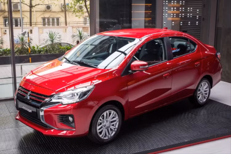  Mitsubishi Attrage Không được hưởng 50% lệ phí trước bạ từ Chính phủ do là xe nhập khẩu nhưng Mitsubishi Attrage được hãng và đại lý “tất tay” ưu đãi để có thể cạnh tranh với các đối thủ khác trong phân khúc. Theo đó, khách hàng mua cả 3 phiên bản của Mitsubishi Attrage trong tháng 10 này đều được hỗ trợ 100% lệ phí trước bạ, tương đương với mức ưu đãi từ 38 - 49 triệu đồng. 