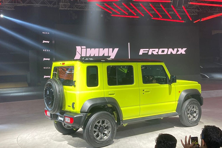 Ngoài ra, xe còn có tay nắm cửa nằm trên mặt táp-lô, đối diện với ghế phụ lái, nhiều hộc đựng đồ thông minh và dãy công tắc trên cụm điều khiển trung tâm. Suzuki Jimny 5 cửa chỉ được trang bị nội thất 5 chỗ ngồi với ghế liền phía sau, đủ chỗ cho 3 người. Phía sau ghế là khoang hành lý có thể tích 208 lít.