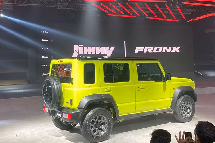 Ngoài ra, xe còn có tay nắm cửa nằm trên mặt táp-lô, đối diện với ghế phụ lái, nhiều hộc đựng đồ thông minh và dãy công tắc trên cụm điều khiển trung tâm. Suzuki Jimny 5 cửa chỉ được trang bị nội thất 5 chỗ ngồi với ghế liền phía sau, đủ chỗ cho 3 người. Phía sau ghế là khoang hành lý có thể tích 208 lít.