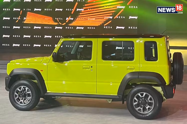 Nếu ghế sau gập xuống, thể tích khoang hành lý tăng lên 332 lít. Trong khi đó, những trang bị an toàn dành cho Suzuki Jimny 5 cửa gồm có 6 túi khí, hệ thống chống bó cứng phanh ABS, phân bổ lực phanh điện tử EBD, trợ lực phanh BA, hỗ trợ xuống dốc, hỗ trợ khởi hành ngang dốc và camera lùi.