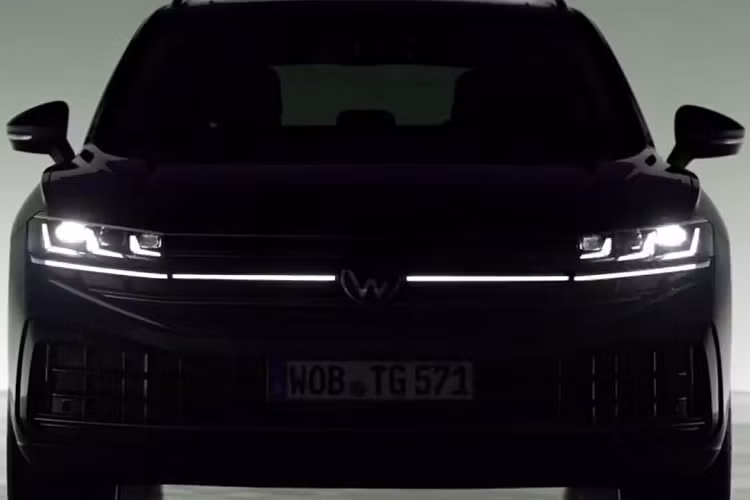 Dự đoán, mẫu xe SUV Volkswagen Touareg 2024 còn được trang bị lưới tản nhiệt và cản trước mới với khe gió nổi bật ở hai góc. Trong khi đó, ở khu vực phía sau, mẫu SUV này có thêm logo phát sáng của hãng Volkswagen. Theo thương hiệu Đức, đây sẽ là mẫu xe đầu tiên của hãng ở thị trường châu Âu được trang bị logo này.