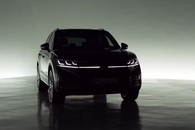 Mới đây, hãng Volkswagen đã tung ra đoạn video ngắn hé lộ thiết kế và thời điểm trình làng của Touareg phiên bản nâng cấp giữa vòng đời (facelift). Theo đó, Volkswagen Touareg 2024 mới sẽ chính thức trình làng vào ngày mai, 24/5/2023.
