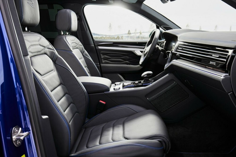 Tại Việt Nam, giá Volkswagen Touareg bán ra dao động từ 2,99 - 3,499 tỷ đồng, tùy phiên bản. Với chương trình ưu đãi 100% lệ phí trước bạ, khách hàng mua mẫu SUV này sẽ tiết kiệm số tiền từ 300 - 420 triệu đồng, tùy phiên bản và tỉnh, thành đăng ký.