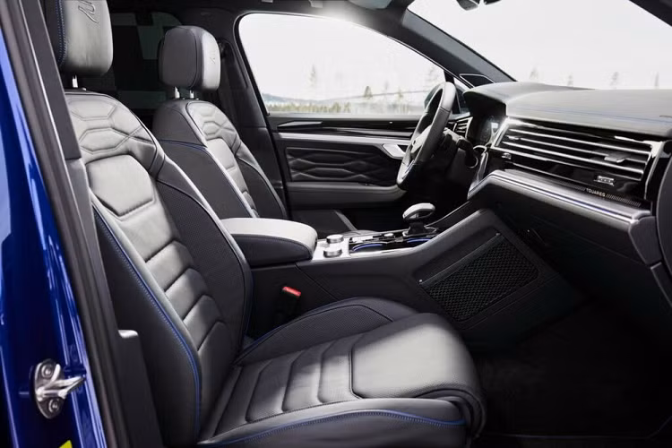 Tại Việt Nam, giá Volkswagen Touareg bán ra dao động từ 2,99 - 3,499 tỷ đồng, tùy phiên bản. Với chương trình ưu đãi 100% lệ phí trước bạ, khách hàng mua mẫu SUV này sẽ tiết kiệm số tiền từ 300 - 420 triệu đồng, tùy phiên bản và tỉnh, thành đăng ký.