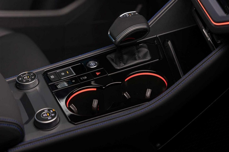 Trong đó, Volkswagen Teramont có giá niêm yết 2,499 tỷ đồng, Tiguan từ 1,699 tỷ đồng, T-Cross từ 1,099 tỷ đồng và Polo Hatchback từ 695 triệu đồng. Nhờ chương trình ưu đãi, khách hàng mua những mẫu xe Volkswagen này có thể "đút túi" số tiền từ 70 triệu đồng.