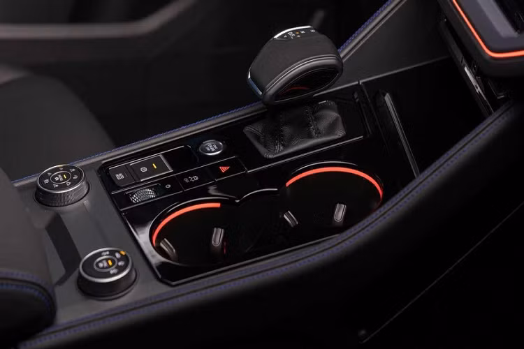 Trong đó, Volkswagen Teramont có giá niêm yết 2,499 tỷ đồng, Tiguan từ 1,699 tỷ đồng, T-Cross từ 1,099 tỷ đồng và Polo Hatchback từ 695 triệu đồng. Nhờ chương trình ưu đãi, khách hàng mua những mẫu xe Volkswagen này có thể "đút túi" số tiền từ 70 triệu đồng.