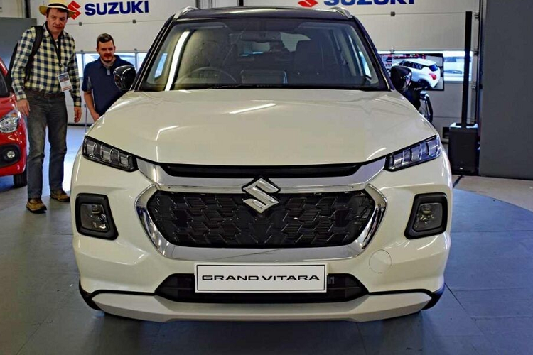 Tuy hình ảnh không rõ nét nhưng nhiều người vẫn nhận ra mẫu xe này chính là Suzuki Grand Vitara 2023 mới. "Sự hồi sinh xuất sắc" là những gì hãng Suzuki viết về mẫu xe mới. Đồng thời, Suzuki cũng hé lộ thời điểm mẫu xe này ra mắt, đó là triển lãm Ô tô Quốc tế Indonesia (IIMS) 2023, khai mạc vào ngày 16/2 tới đây.