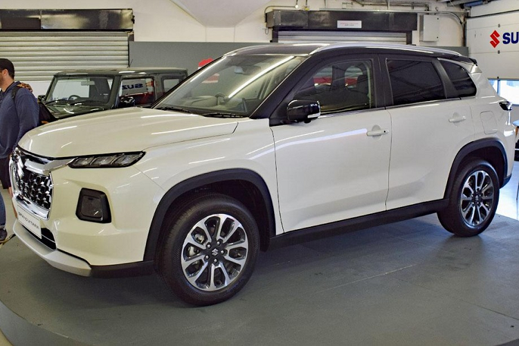 Được phát triển dựa trên cơ sở gầm bệ Global C của hãng Suzuki, Grand Vitara thế hệ mới sở hữu chiều dài 4.345 mm, chiều rộng 1.795 mm, chiều cao 1.645 mm và chiều dài cơ sở 2.600 mm. So với những đối thủ cùng phân khúc như Honda HR-V, Kia Seltos hay Hyundai Creta, tân binh nhà Suzuki có chiều dài cơ sở ngắn hơn 10 mm.