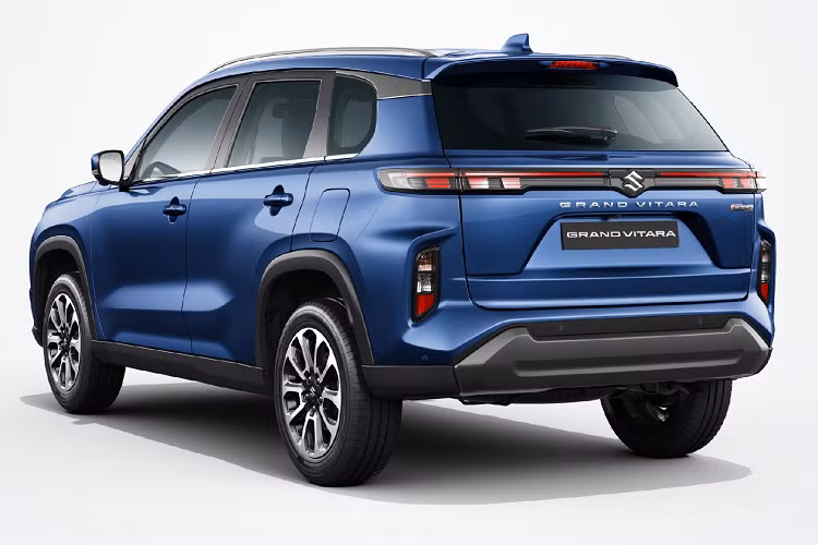 Thứ hai là hệ truyền động Hybrid với máy xăng Atkinson Cycle 3 xi-lanh, dung tích 1.5L, mô-tơ điện và hộp số e-CVT 6 cấp. Công suất tổng cộng của hệ truyền động này là 114 mã lực. Nhờ đó, Suzuki Grand Vitara 2023 có thể chạy 25 km mà không cần dùng động cơ xăng.