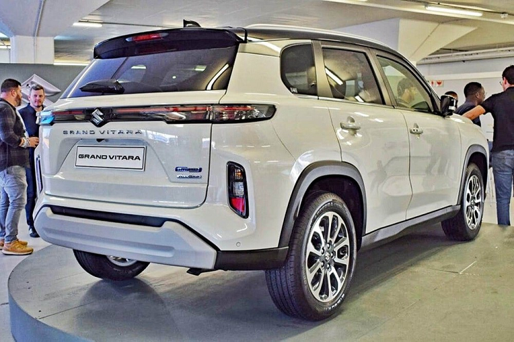 Hiện thông tin về Suzuki Grand Vitara 2023 dành cho thị trường Indonesia chưa được hé lộ. Tuy nhiên, sẽ không ngạc nhiên nếu xe sở hữu thiết kế và trang bị giống Suzuki Grand Vitara đang bán tại Ấn Độ.